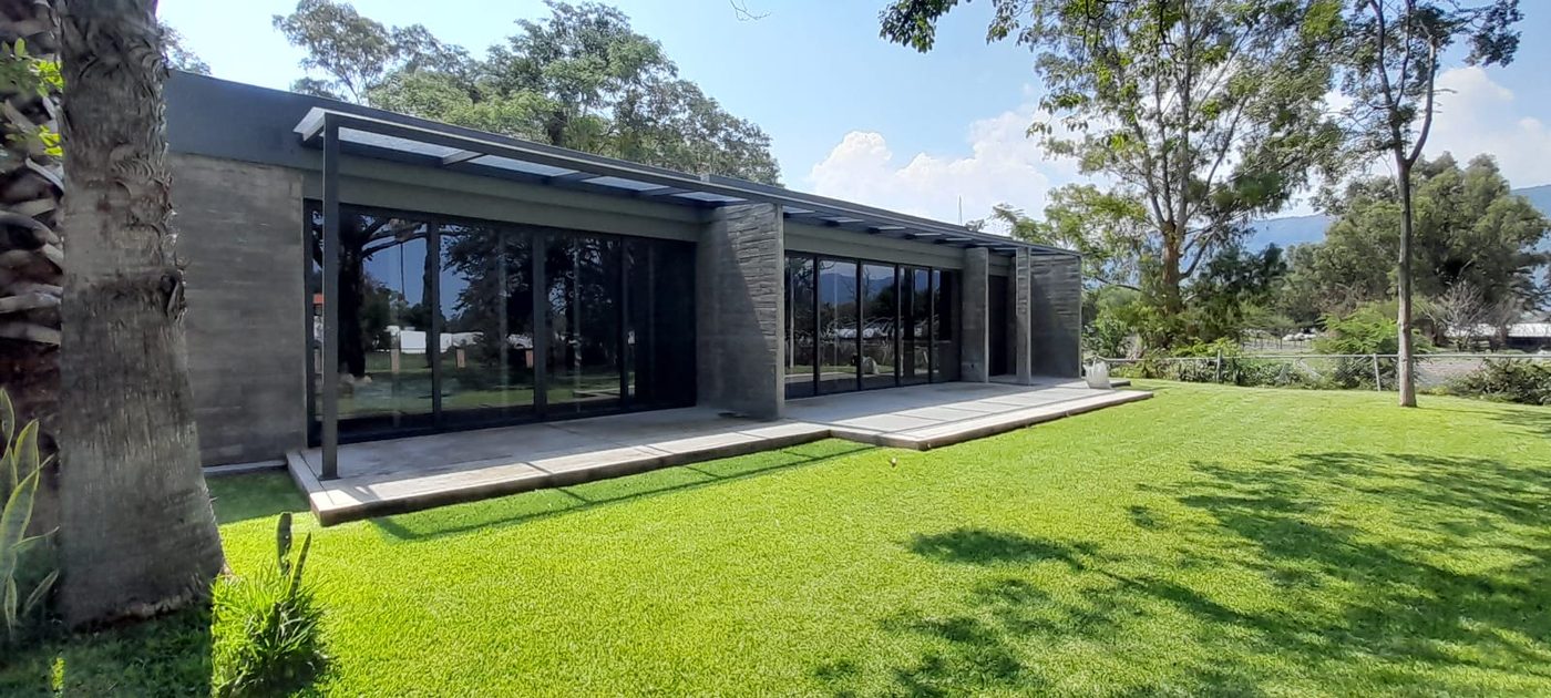 Casa de una planta con jardín y ventanales, proyecto Arq. Eduardo Espinosa