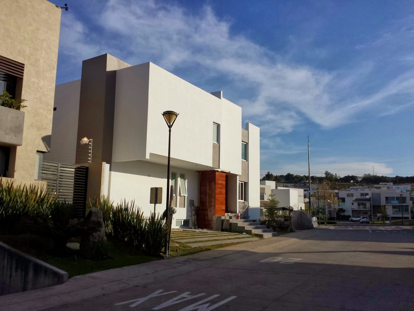 Residencia contemporánea con acento rojo, proyecto Arq. Eduardo Espinosa